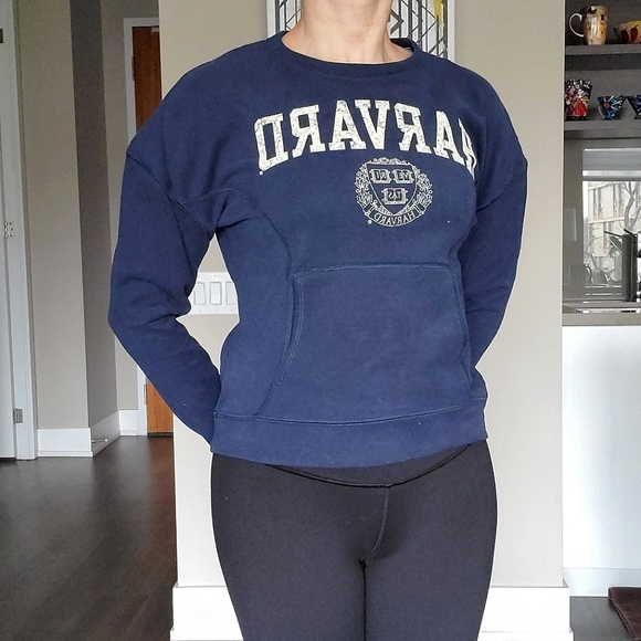 ๐ HOST PICK ๐ Harvard University Cotton Sweatshirt - Picture 3 of 16